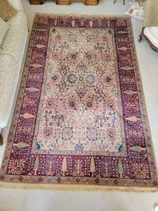 lot 25 image: Karastan Samovar 100% Wool Persian Vase Area Rug  5.9 x 9
