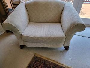 lot 23B image: Cochrane Furniture Chair n Half in a Cream Geo Pattern with Ottoman