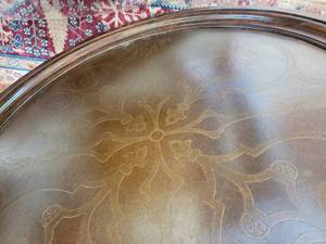 lot 24 image: Bernhardt Mahogany Round Cocktail Table with Relief Design Top