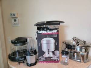 lot 372 image: Kitchen Small Appliance Selection