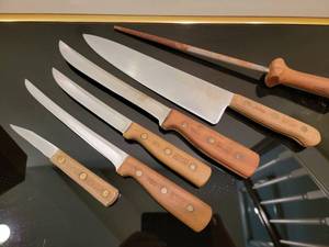 lot 210 image: Chicago Cultery Knife Block Set with Steak Knives