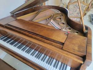 lot 1 image: Kimball Baby Grand Piano  Walnut 5.5 ft