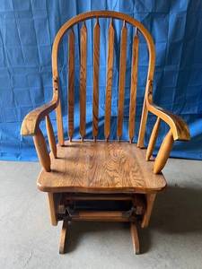 lot 16 image: Vintage Amish Style Bentwood Hoop Back Oak Glider Rocker By Towne Square - Great For The Nursery  Excellent Condition & Still Glides Great