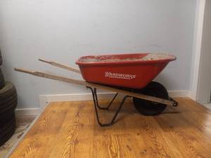 lot 14 image: YARDWORKS HEAVY DUTY WHEELBARROW
