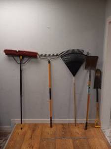 lot 16 image: 5 ASSORTED YARD TOOLS