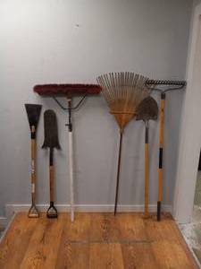 lot 17 image: 6 ASSORTED YARD TOOLS
