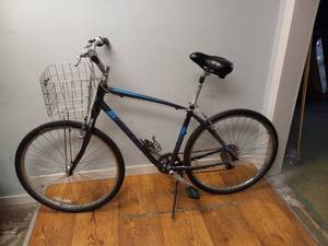 lot 30 image: GIANT CYPRESS BICYCLE WITH BASKET