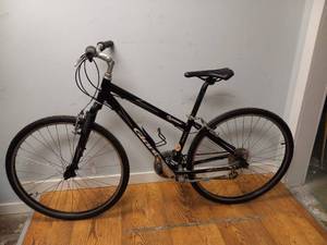 lot 32 image: GIANT CYPRESS BICYCLE