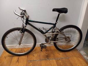 lot 35 image: SCHWINN S9SIX BIKE