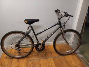 lot 37 image: HUFFY CHEROKEE BIKE