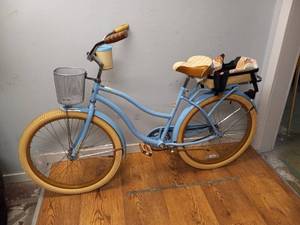 lot 38 image: HUFFY NEL LUSSO CRUISER BIKE