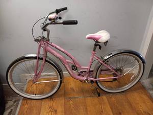 lot 39 image: SCHWINN ROXIE CRUISER BIKE