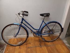 lot 40 image: VINTAGE SCHWINN CRUISER BIKE