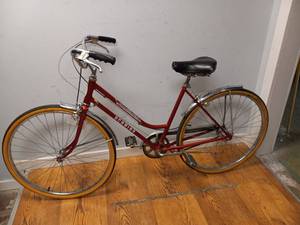 lot 41 image: SCHWINN COLLEGIATE 3 BICYCLE