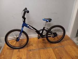 lot 43 image: 20 TREK JET BIKE