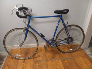 lot 47 image: VINTAGE SCHWINN LE TOUR BICYCLE