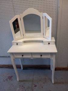 lot 52 image: CASA PADRINO COUNTRY STYLE MAKE UP TABLE