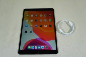 lot 3 image: Apple iPad Air 3rd Generation 64 GB Silver