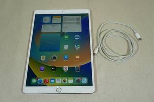 lot 9 image: Apple iPad Pro 10.5 64 GB Rose Gold