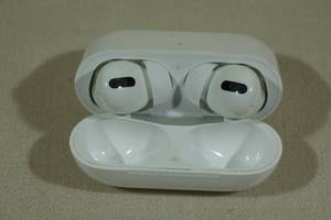 lot 21 image: Apple AirPods Pro with MagSafe Charging Case
