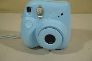 lot 22 image: Fujifilm Instax Mini 7  Instant Camera Blue