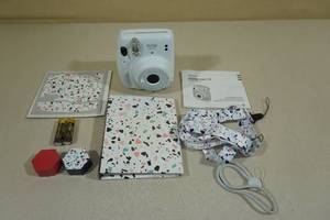 lot 35 image: Fujifilm Instax Mini 11 Instant Camera Gift Set Ice White