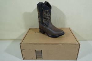 lot 131 image: Smoky Mountain Boots -Little Kids Size 10, BlackBrown