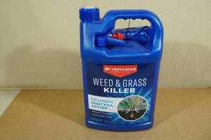 lot 193 image: 1 Gallon Bio Advanced Weed & Grass Killer
