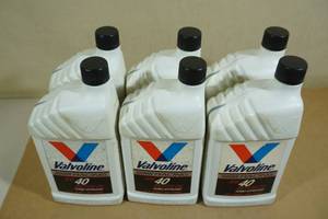 lot 202 image: 6 Quarts Valvoline Racing SAE 40 Motor Oil