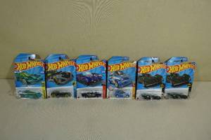 lot 220 image: 6 Hot Wheels