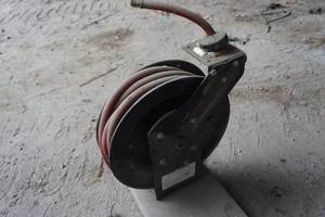 lot 24 image: Central Pneumatic Hose Reel