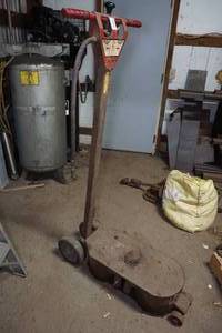 lot 28 image: Gray LTL-300 Air Jack Loaded Trailer Lift