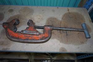 lot 242 image: Ridgid No 44 Four Wheel Heavy Duty Pipe Cutter