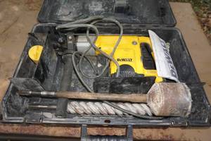 lot 52 image: DeWalt D25550 1-916 Rotary Hammer Drill with Bits