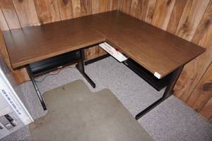 lot 516 image: Corner Desk