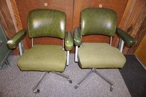 lot 521 image: 2 Rolling Office Chairs
