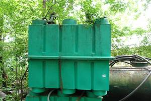 lot 472 image: Square Water Tank - About 400 Gallon