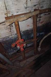 lot 347 image: Ridgid Pipe Chain Vise on Steel Rack