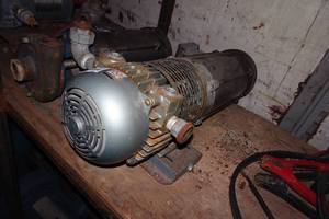 lot 314 image: Large Pump with 1-12 HP 115V Electric Motor