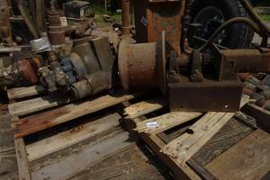 lot 505 image: Hydraulic Pump and Cathead