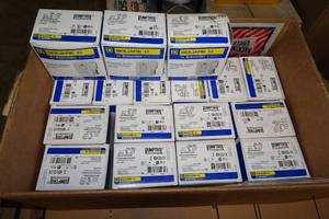 lot 121 image: 17 NEW Square D Pressure Switches