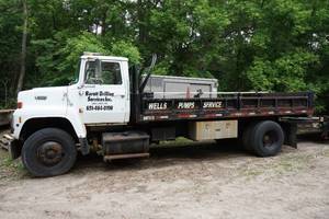lot 1E image: 1990 Ford LN8000 Pull Truck with Contractors Dump Box - 7.8L Diesel