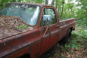 lot 1P image: 1975 Chevrolet C20 Custom Deluxe 34 Ton Square Body Pickup Truck