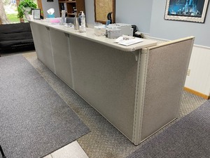 lot 513 image: Cubicle Style 2 Workstation Office Desk System