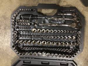 lot 16 image: Husky Mechanics Tool Set (194-Piece)   Customer Returns  See Pictures