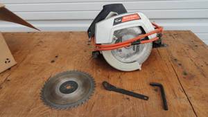 lot 10 image: Black & Decker 7 14 Saw