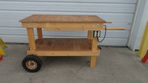 lot 13 image: Portable workstation on wheels