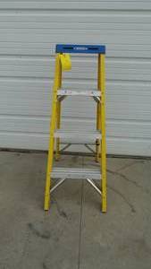 lot 14 image: 46 Werner fiberglass step ladder