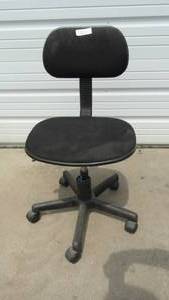 lot 21 image: Grey office chair