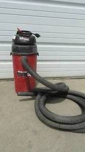 lot 26 image: Hang up shop vac